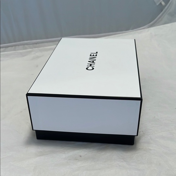 CHANEL Classic White Gift Box - Picture 3 of 11